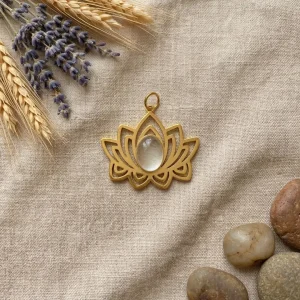 Colgante Flor de Loto y Piedra Luna – Acero Quirúrgico Dorado