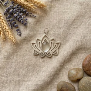 Detalle de la piedra luna natural en el centro del colgante plateado de flor de loto
