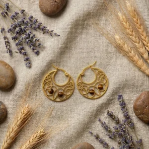 Par de pendientes de filigrana con ojo de tigre en acero dorado rodeados de espigas y lavanda